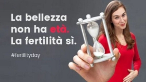 This main poster/image features a white woman in a red sweater holding an hourglass toward the camera, with the caption, “La bellezza non ha eta. La fertilita si” (“Beauty has no age, fertility does”). The woman, who has pale white skin and long brown hair, holds her hand over her belly and gives a knowing look